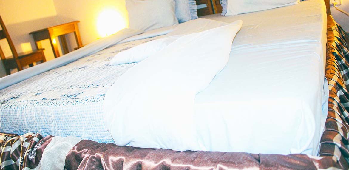 There’s something magical about hotel beds — the flawless layers, the fresh scent of linen, and that feeling of calm that greets you the moment you sink in. Every detail here whispers relaxation and quiet indulgence. This is what five-star comfort truly f